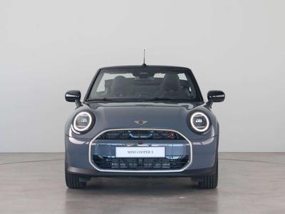 Mini Cabrio Favoured Cooper
