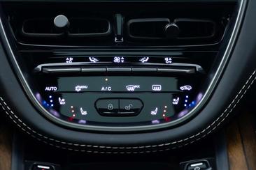 Aston Martin DBX 4.0 V8 — photo 18