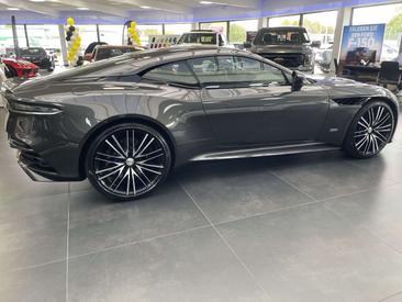 Aston Martin DBS Superleggera — photo 16