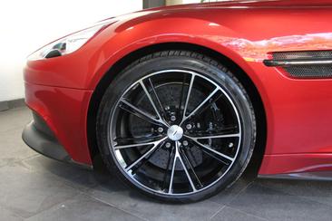 Aston Martin Vanquish Coupé V12 Touchtronic 2 — photo 11