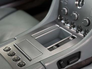 Aston Martin DB9 5.9 V12 Touchtronic — photo 22