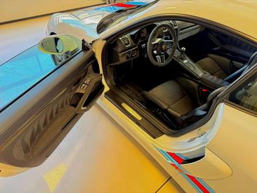 Porsche 718 Cayman GT4 — photo 11