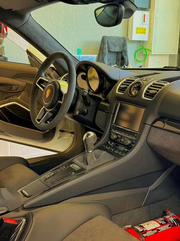 Porsche 718 Cayman GT4 — photo 15