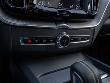 Volvo XC60 B4 R-Design — photo 10