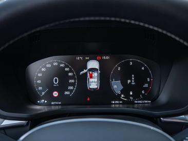 Volvo XC60 B4 R-Design — photo 13