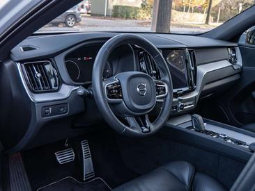 Volvo XC60 B4 R-Design — photo 14