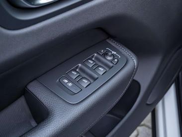 Volvo XC60 B4 R-Design — photo 17