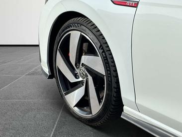 Volkswagen Golf GTI — photo 16