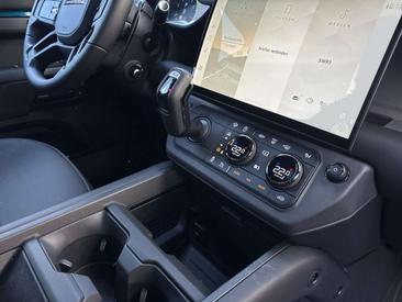 Land Rover Defender 110 5-türig Bleu P635 OCTA 467 KW — photo 15