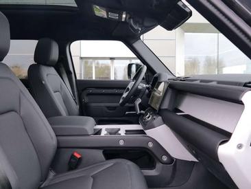 Land Rover Defender 110 D200 S AWD Auto 26MY Noir — photo 4
