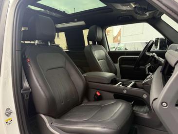Land Rover Defender 90 3.0 X-Dynamic SE — photo 12