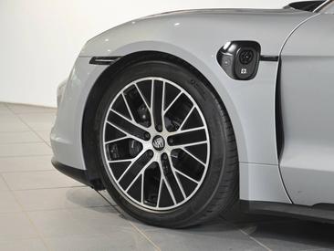 Porsche Taycan — photo 10