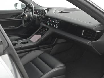 Porsche Taycan Sport Turismo — photo 18