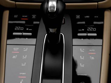Porsche Macan S — photo 16