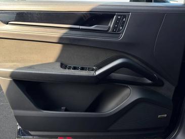 Porsche Cayenne III GTS Coupé — photo 12