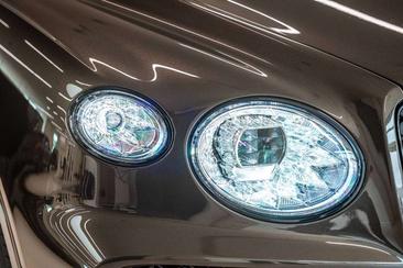 Bentley Bentayga V8 Azure — photo 14