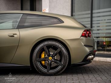Ferrari GTC4Lusso — photo 15