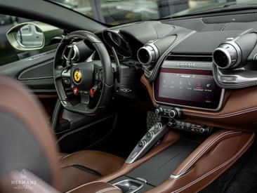 Ferrari GTC4Lusso — photo 19
