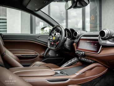 Ferrari GTC4Lusso — photo 20