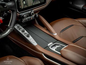 Ferrari GTC4Lusso — photo 26