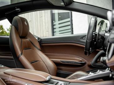Ferrari GTC4Lusso — photo 33