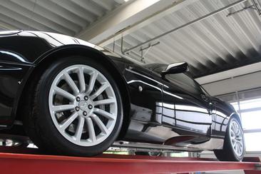 Aston Martin Vanquish V12 — photo 8