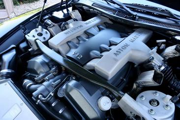 Aston Martin Vanquish V12 — photo 13