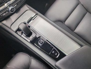 Volvo XC60 B4 Core — photo 13