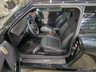 Mini Cooper SE JCW — photo 35