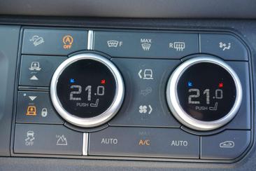 Land Rover Defender 90 S 3.0 D200 — photo 15