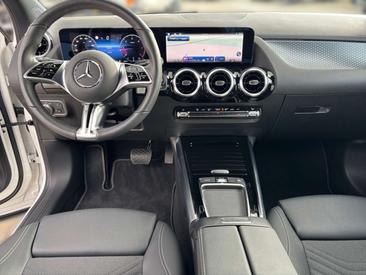 Mercedes GLA 180 Night Edition — photo 12