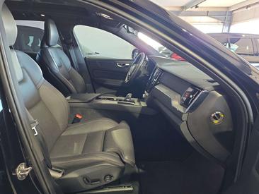Volvo XC60 B5 R-Design — photo 11