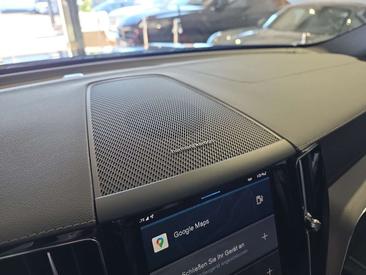 Volvo XC60 B5 R-Design — photo 18