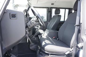 Land Rover Defender 110 — photo 4