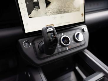 Land Rover Defender 110 X-Dynamic SE D250 — photo 15