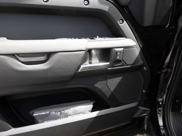 Land Rover Defender 110 X-Dynamic SE D250 — photo 23