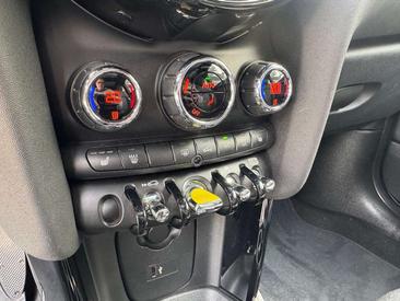 Mini Cooper SE Yours — photo 17