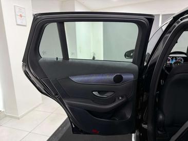 Mercedes EQC 400 — photo 16