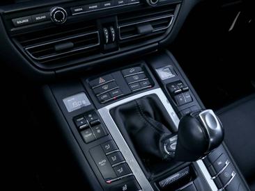 Porsche Macan S — photo 17