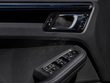 Porsche Macan S — photo 21