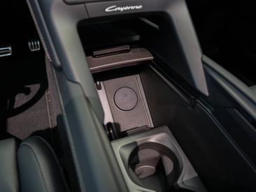 Porsche Cayenne E4 Turbo Electric — photo 37