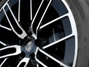 Porsche Cayenne E4 Turbo Electric — photo 46