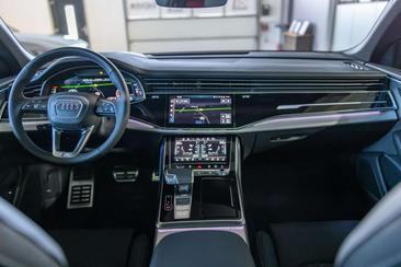 Audi Q8 50 TDI — photo 17