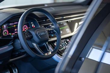 Audi Q8 50 TDI — photo 21