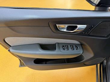 Volvo XC60 B4 R-Design — photo 10