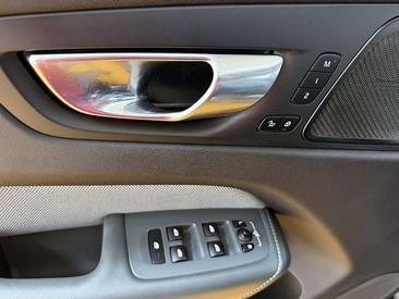 Volvo XC60 B4 R-Design — photo 11