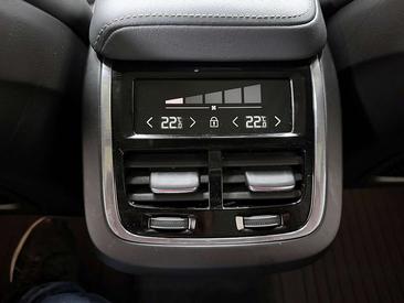 Volvo XC60 B4 R-Design — photo 14