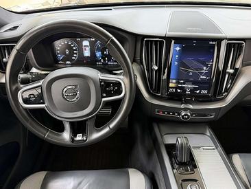 Volvo XC60 B4 R-Design — photo 16
