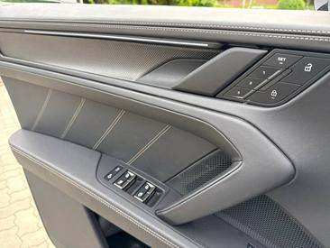 Porsche Cayenne III Turbo Electric — photo 39