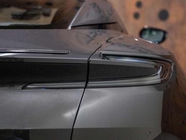 Aston Martin DB11 V8 — photo 15